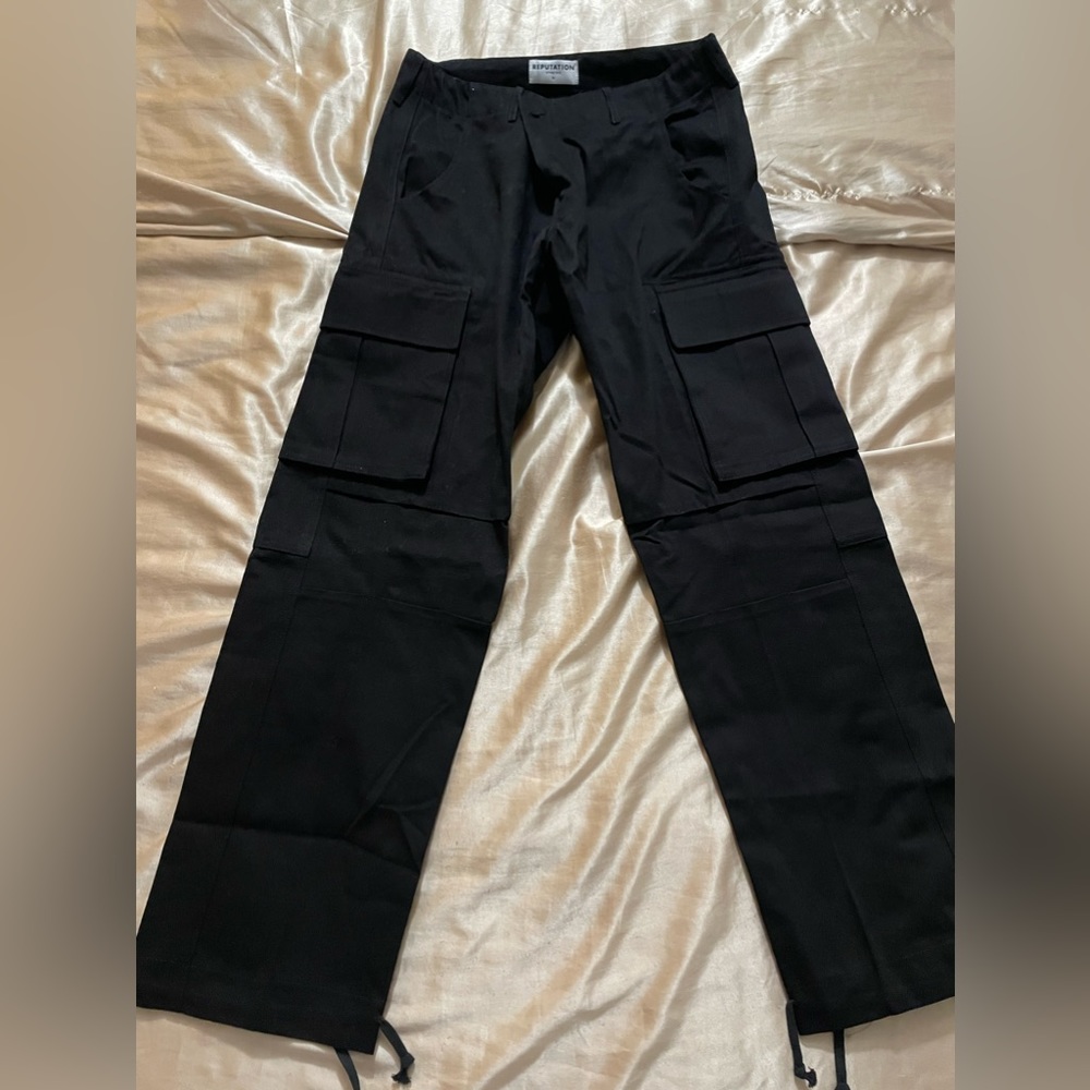Reputation Studio. Size medium (32) black cargo pants.